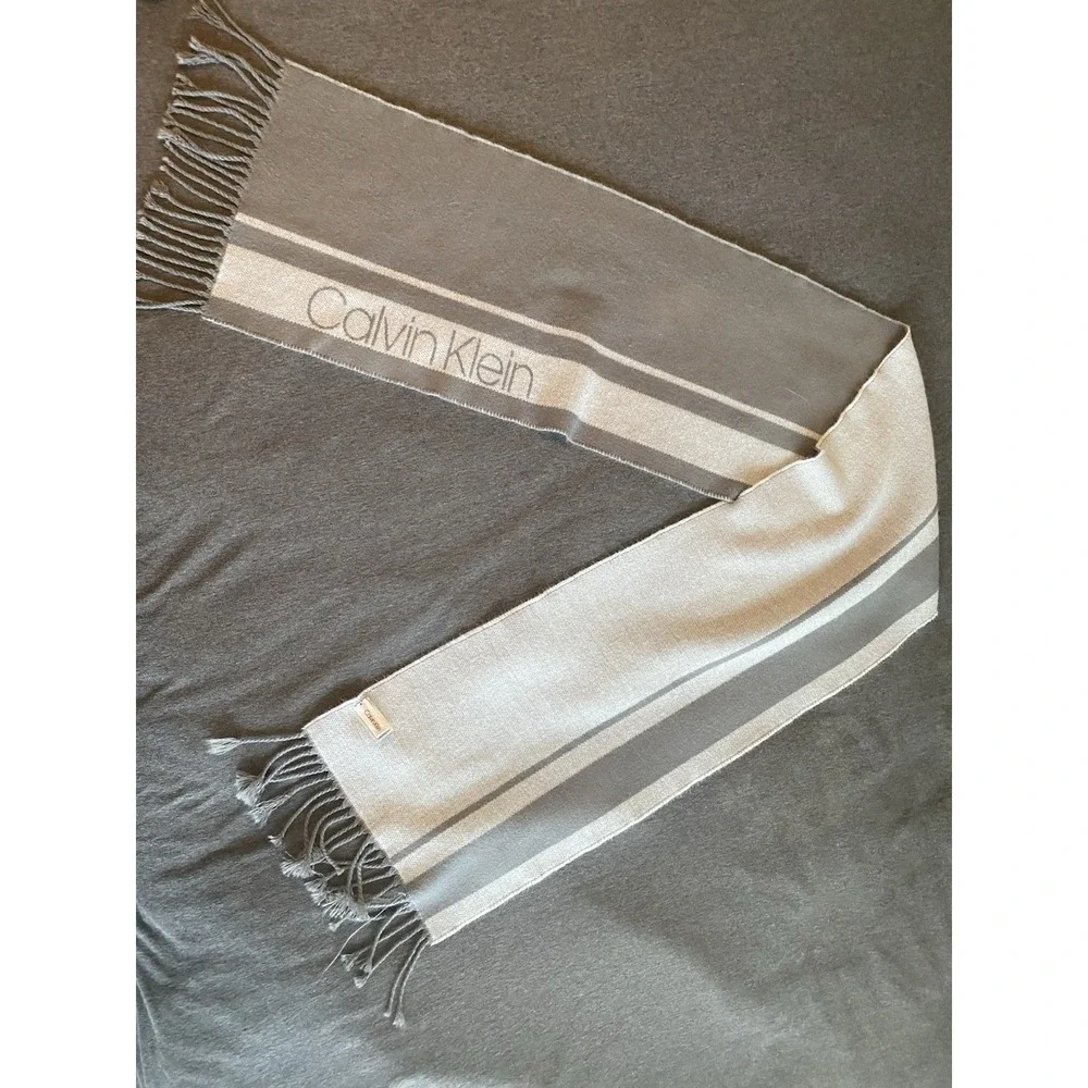 CALVIN KLEIN - Gray and White - Long - 9